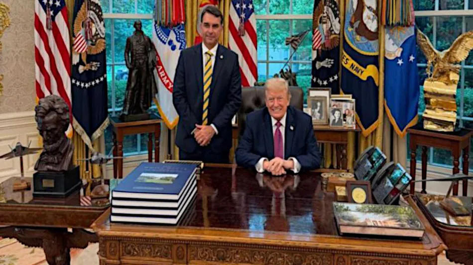 Trump y sus asesores ayudaron a Flávio Bolsonaro a llegar a Estados Unidos, según el New York Times