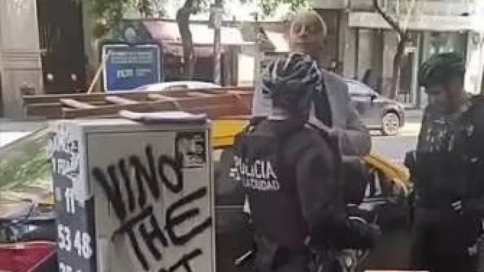 Video: el diputado kirchnerista Pietragalla a los empujones con la policía
