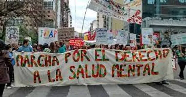 Especialistas advierten por los cambios en la Ley de Salud: "no hay que transformarla, hay que implementarla, ponerle recursos y presupuesto”