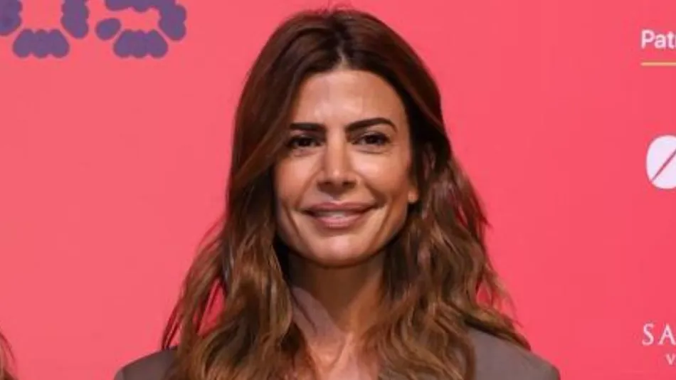 Jualiana Awada apostó por un look casual chic en Arteba: jean skinny y las botas caña súper alta que son tendencia en 2026