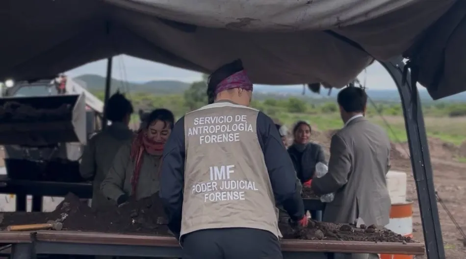 “Cada fragmento puede representar una identidad”: así buscan restos de desaparecidos de la dictadura en Loma del Torito