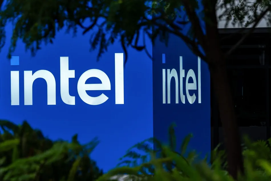Acciones de Intel se derrumban 30% pese al fuerte crecimiento de la inteligencia artificial