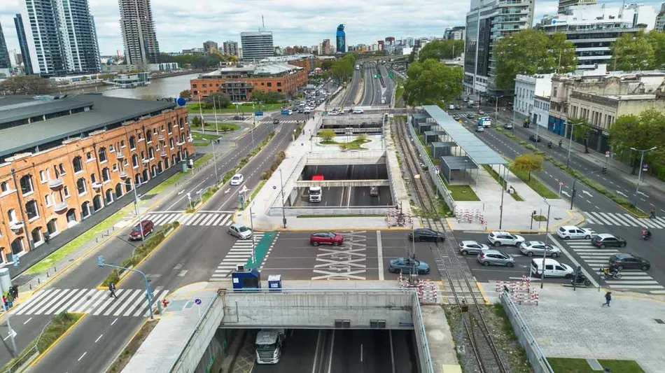 Paseo del Bajo: la Ciudad habilita el tránsito nocturno para autos de lunes a viernes