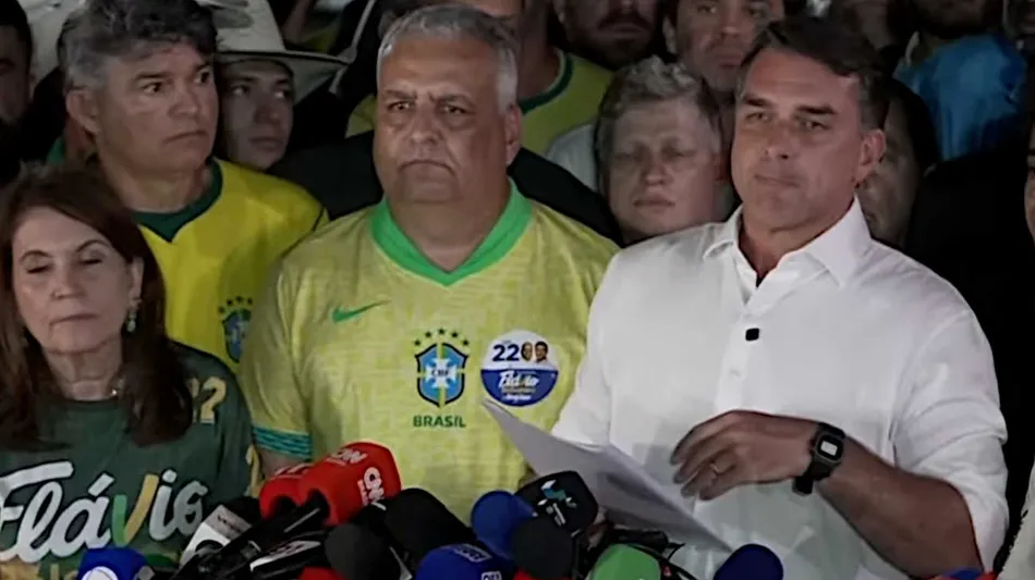 RDI: desde el entorno de Flávio Bolsonaro salieron a cuestionar la extensión del horario para votar en las elecciones de Brasil