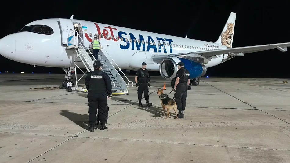 Pánico en un avión en Chaco: un pasajero lanzó una amenaza de bomba y terminó demorado
