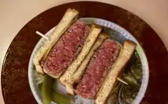 El dueño de un restó defiende que sirvan las hamburguesas casi crudas