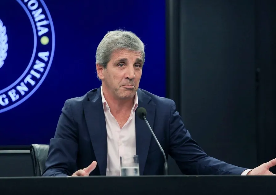 Caputo sale a buscar cerca de $11 billones para pagar deuda del Tesoro con un ojo puesto en el dólar
