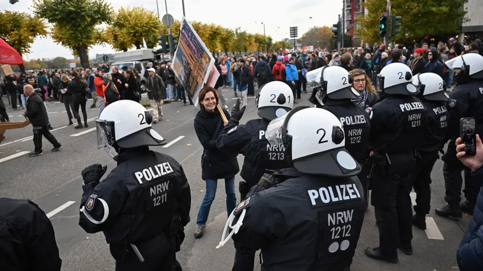 Protestan los chalecos amarillos en Francia, rodeados por miles de policías y gendarmes