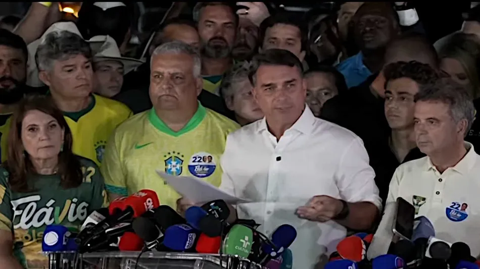 Afirman que Flávio Bolsonaro escapó de Brasil y que vuela a Estados Unidos