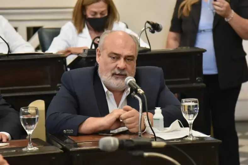 Ricardo Colombi criticó la alianza de la UCR con Milei, se bajó de la interna y propuso un frente de gobernadores