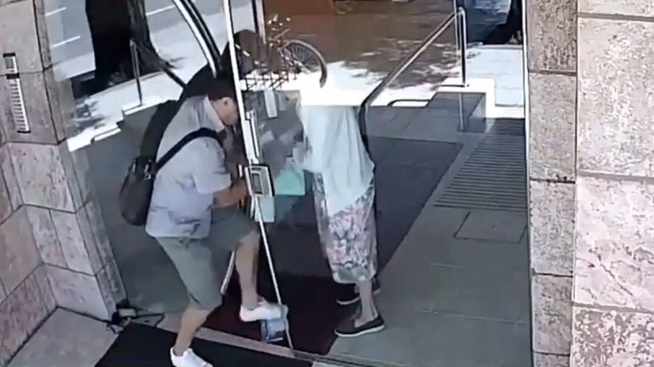 Video | Brutal robo a una jubilada por 800 pesos en Almagro