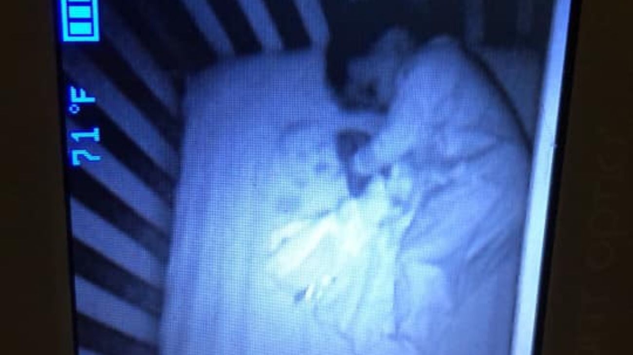 Creyó ver un "bebé fantasma" dormido junto a su hijo y se llevó una sorpresa