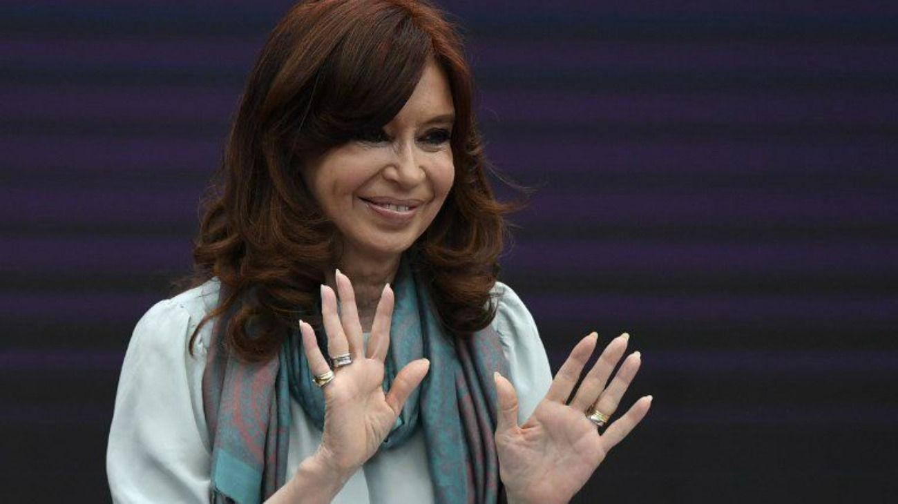 Cristina mira el debate por TV mientras celebra el cumpleaños de su nieta