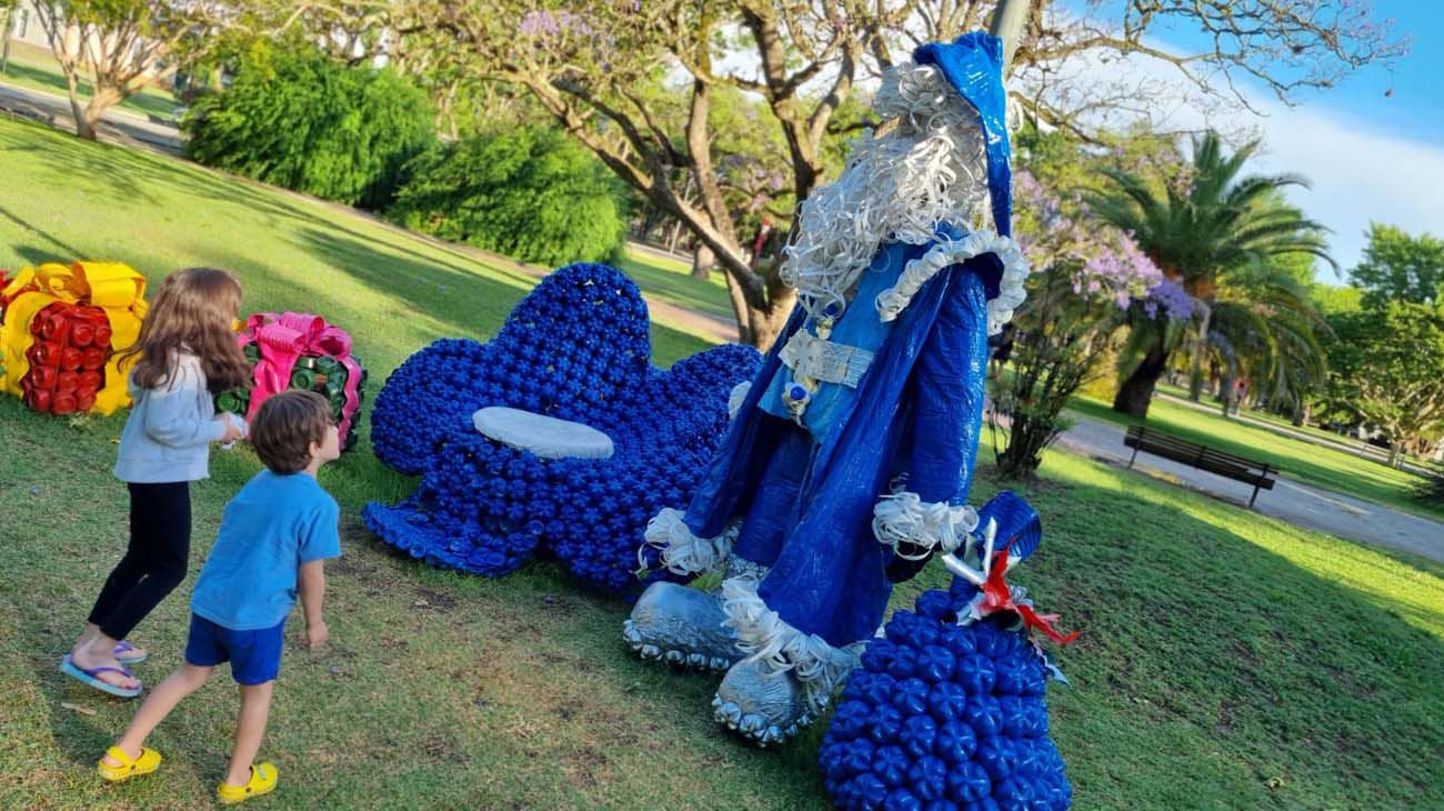 La Selección le cambió el color a la Navidad: arbolitos albicelestes e imágenes de Messi