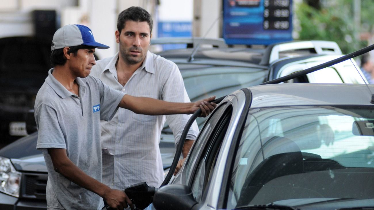 YPF anunció una baja del precio de combustibles