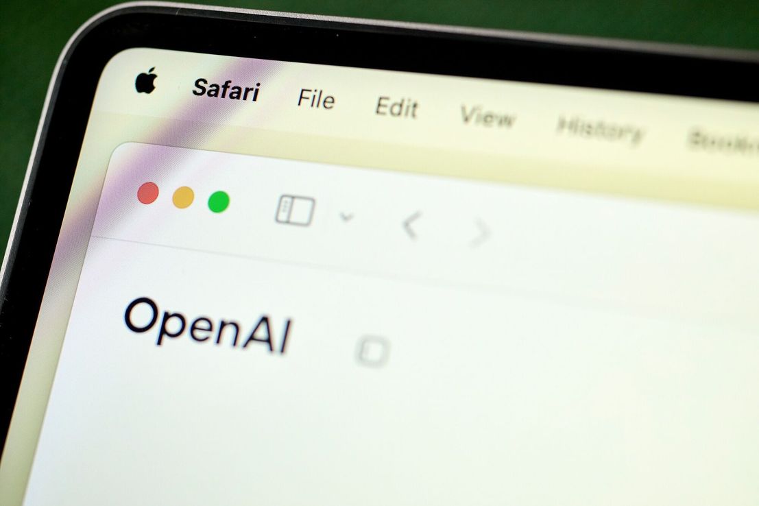 OpenAI comprará la empresa de Jony Ive, uno de los diseñadores originales del iPhone de Apple