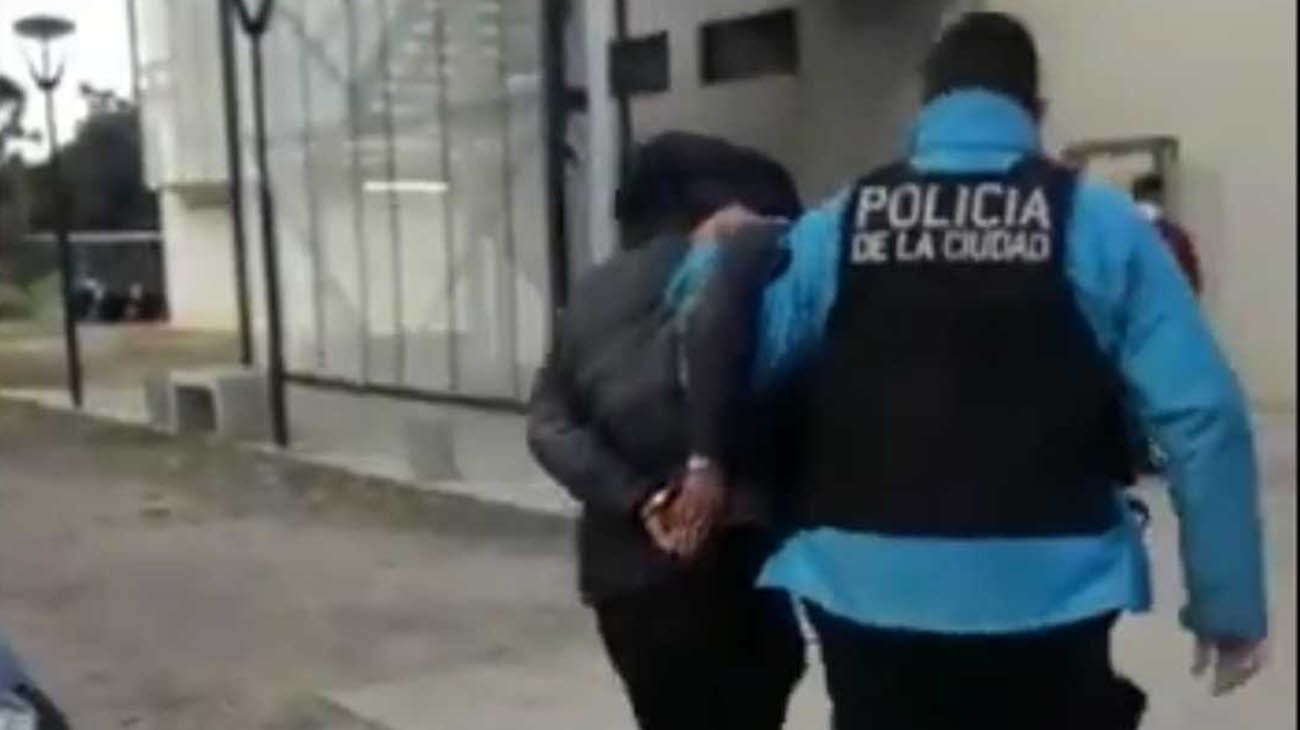 Participaba en un zoom y avisó al 911 que hacían una “entradera” en la otra casa