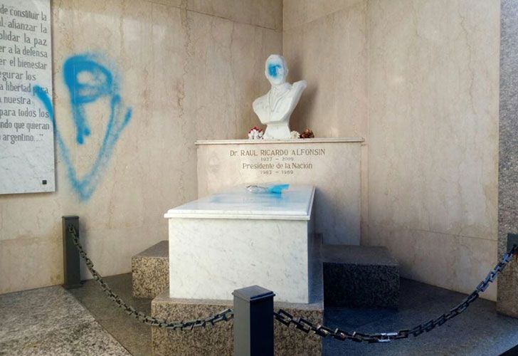 Escracharon el mausoleo de Raúl Alfonsín