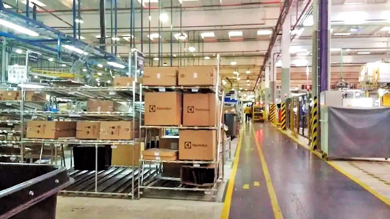 Por la crisis, Electrolux cierra su línea de heladeras en el país