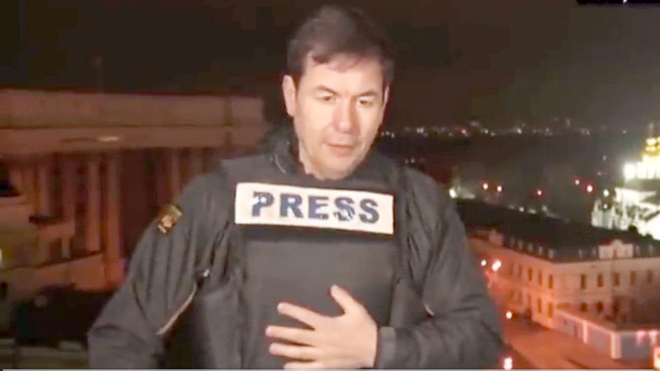 Video: un periodista interrumpió la transmisión para protegerse de un ataque en Ucrania