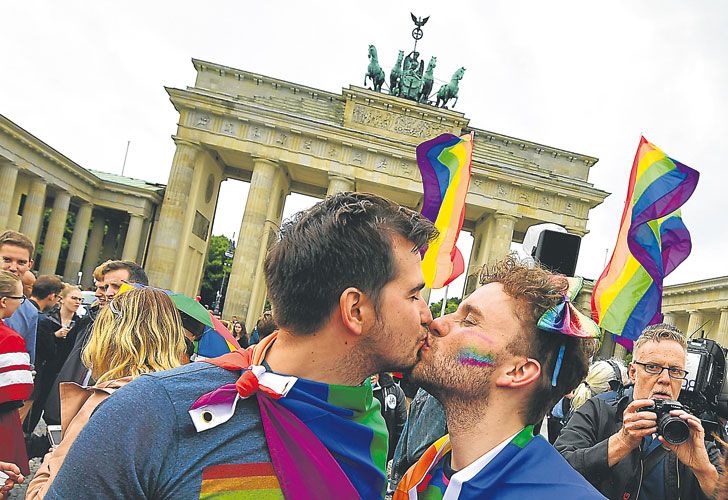Pese a Merkel, Alemania por fin estrena el matrimonio homosexual