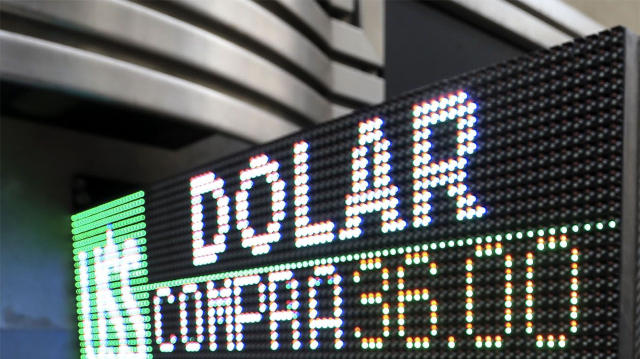 El dólar trepó 55 centavos impulsado por el recorte de la tasa y la suba de encajes