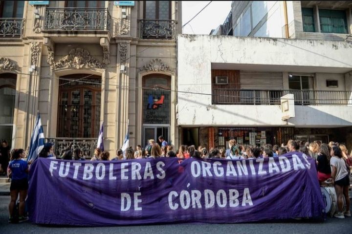 Quieren retirarse en la cancha