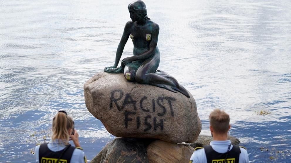 La Sirenita de Copenhague aparece pintada con la leyenda ‘Pez Racista'