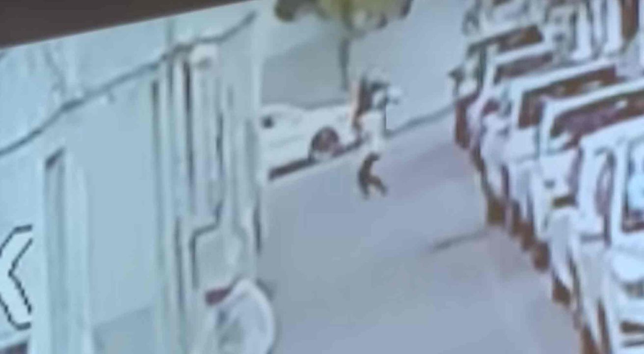 China: arriesgó su vida para salvar a un bebé que cayó de un 5º piso