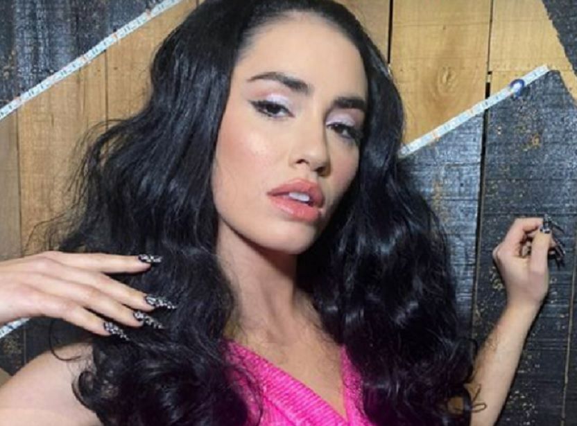 Las fotos de la mansión de Lali Espósito donde convive una decoración total white y un gran jardín verde