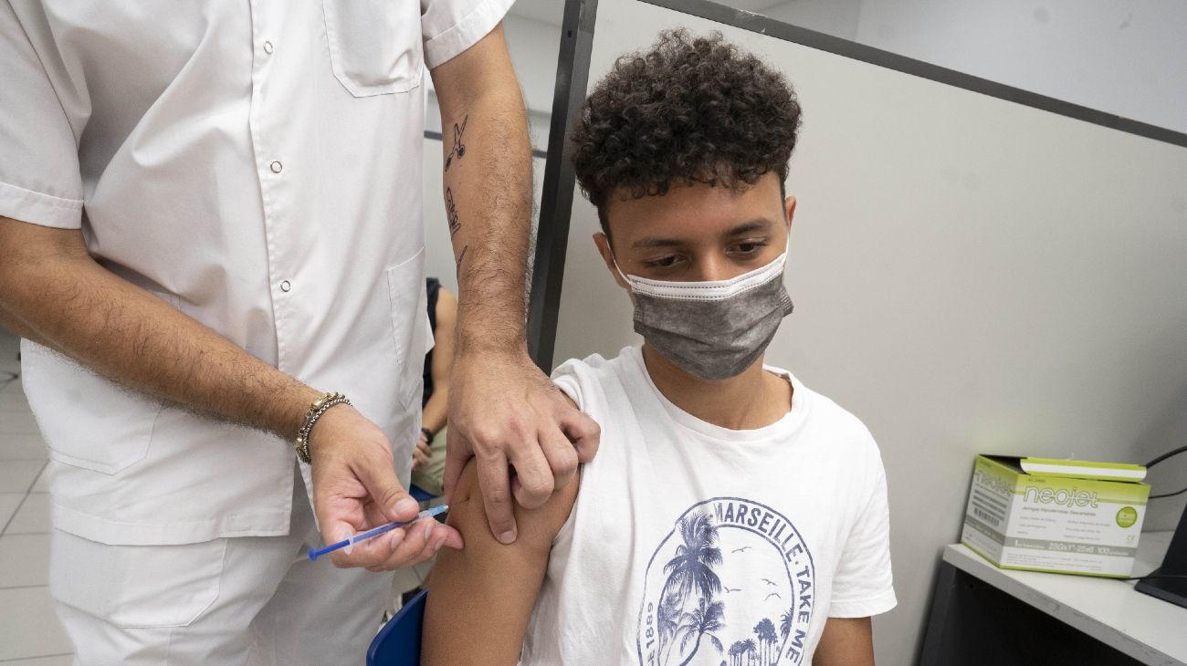 La Agencia Europea de Medicamentos recomendó usar vacunas de refuerzo dirigidas a la variante Ómicron