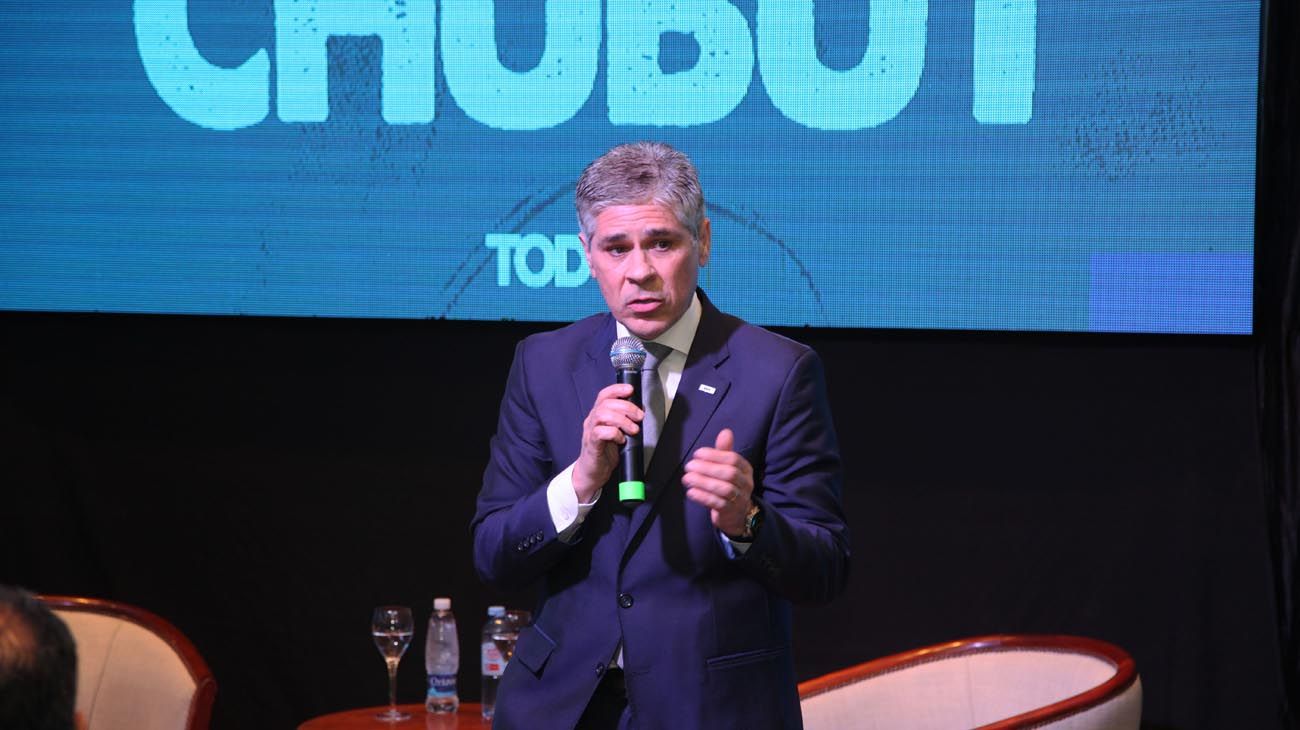 Pablo González, titular de YPF, dijo que "no se confirma ningún aumento" de combustibles