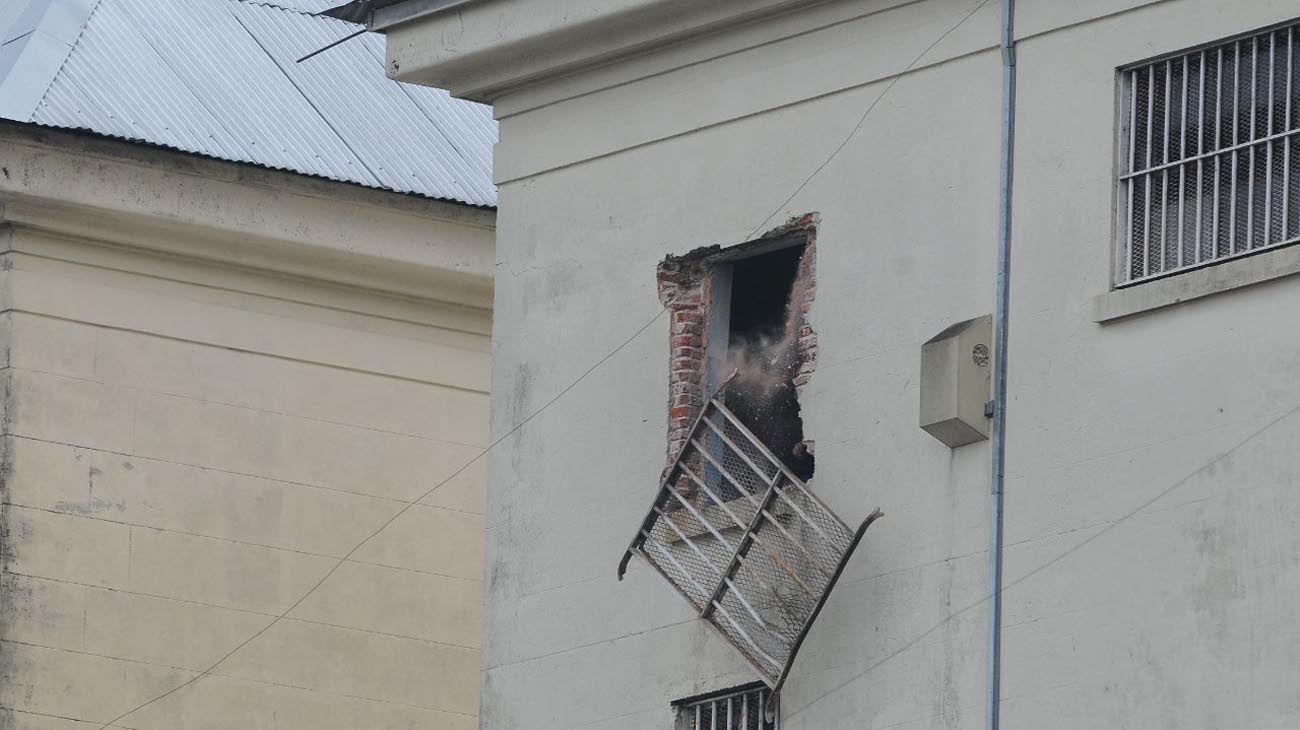 Estalló un motín en la cárcel de Devoto: presos suben a los techos y causan destrozos