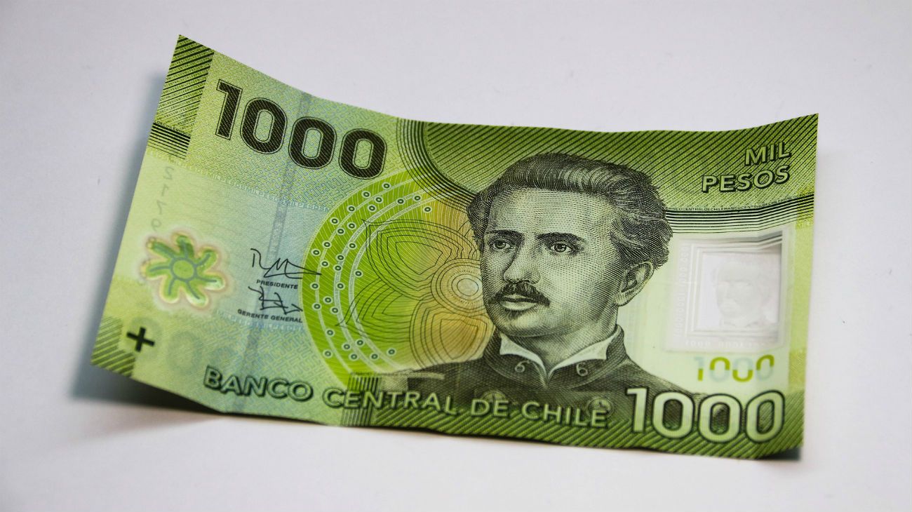 El peso chileno cae mientras un paro nacional presiona al gobierno