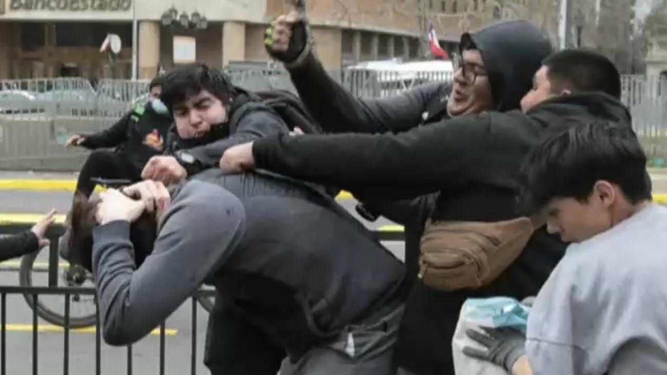 Piñas y patadas en Chile: agredieron al hermano de Gabriel Boric en una protesta