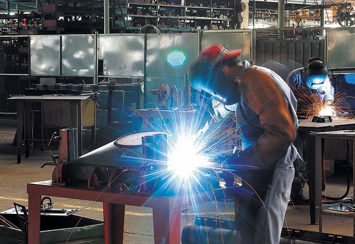 Por el sacudón del dólar, la economía se queda ‘sin precio’ hasta las PASO