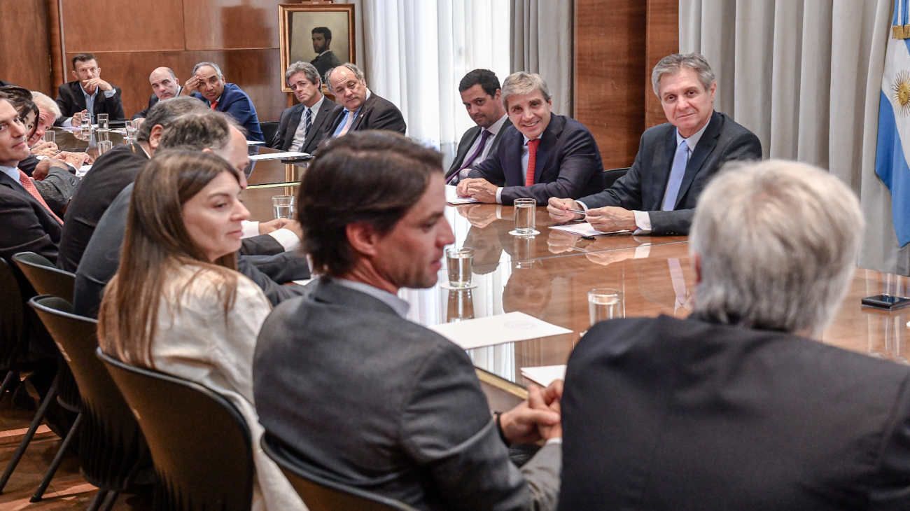 Caputo anticipó a empresarios británicos que "2026 será un año espectacular"