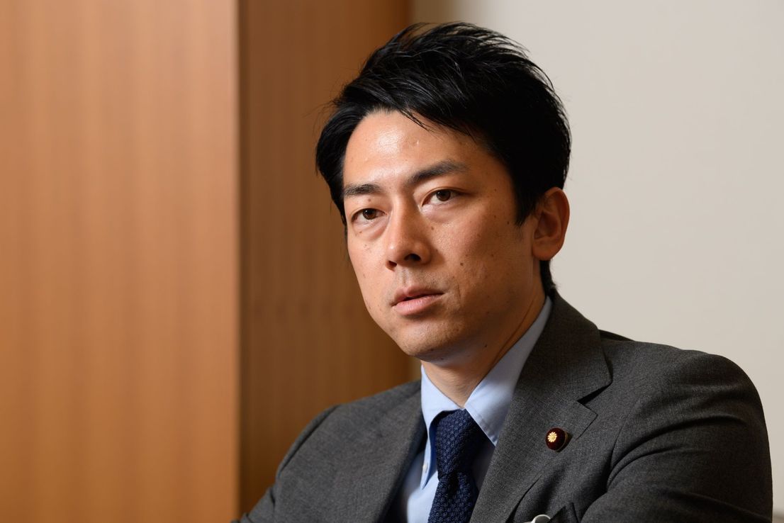 Un ministro japonés hizo historia: tomó permiso de paternidad