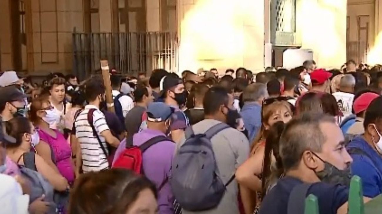 Caos en Constitución: largas filas y corridas por la interrupción del tren Roca