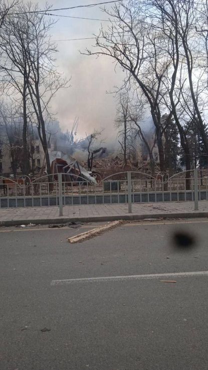 Bombardearon un teatro en Mariúpol que funcionaba como refugio de civiles en Ucrania