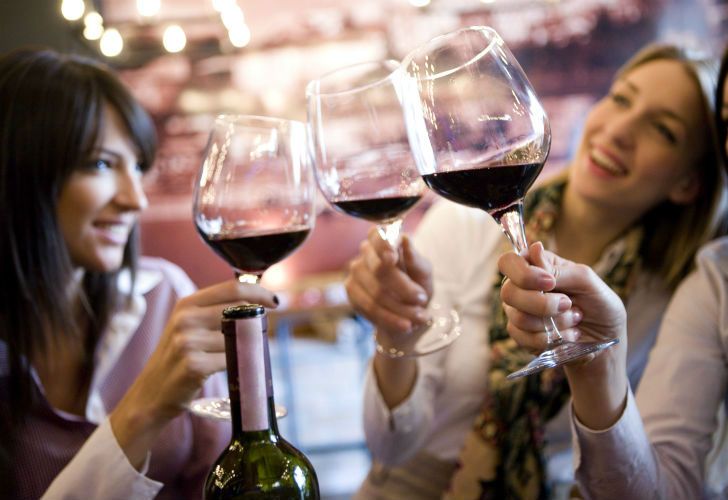 Científicos debaten si tomar una copa de vino al día es bueno para la salud cardiovascular
