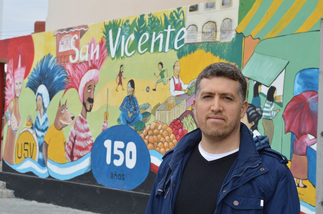 Manos creativas, pintadas y solidarias