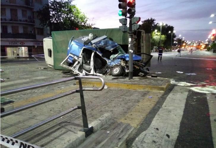 Dos policías mueren tras chocar con un camión durante una persecución
