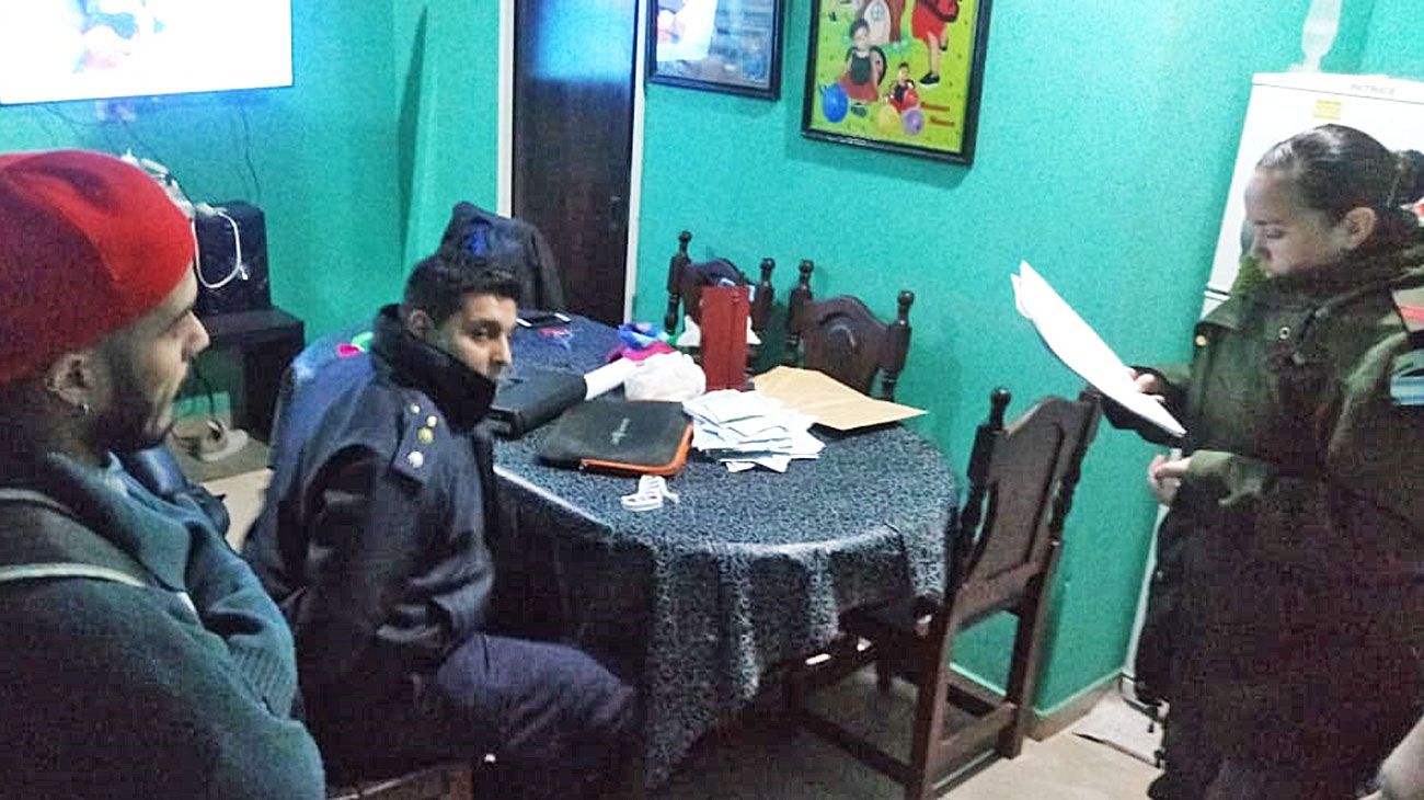 Tres comisarios y otros siete efectivos, detenidos por cobrar para liberar zonas