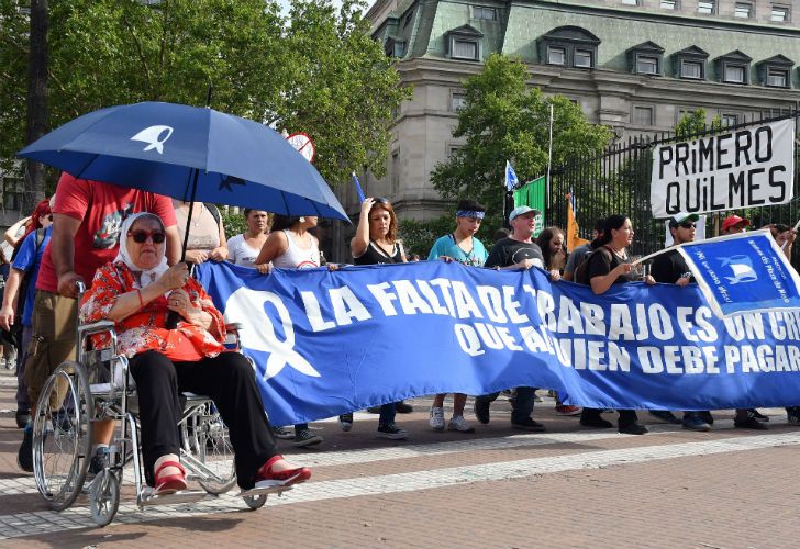 Militantes K continúan con la Marcha de la Resistencia en Plaza de Mayo