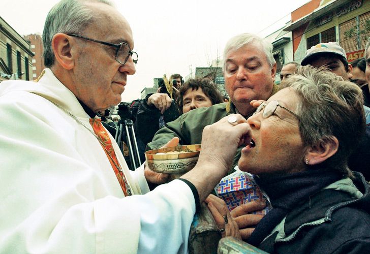 Francisco permitiría comulgar a los divorciados