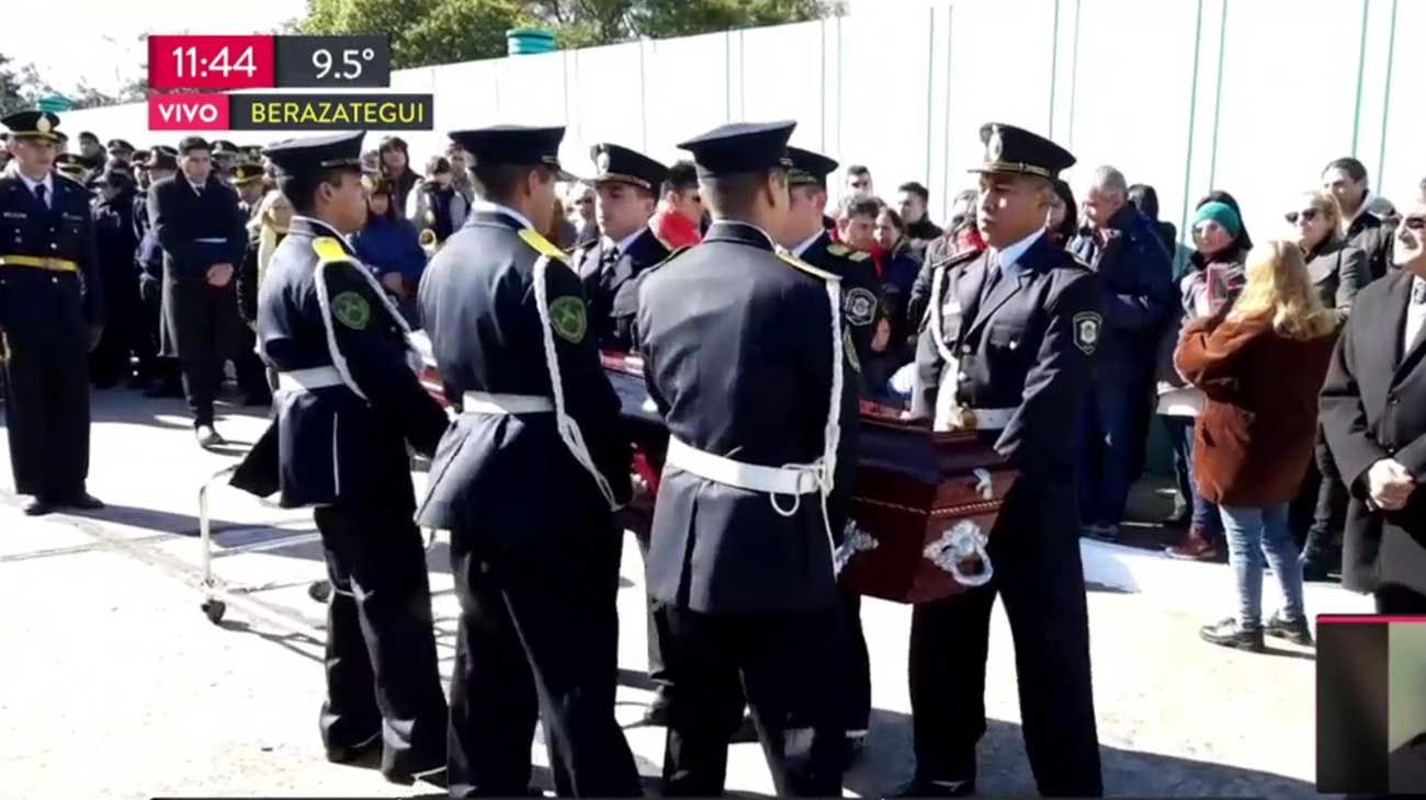 Así es el último adiós a los restos de la policía baleada