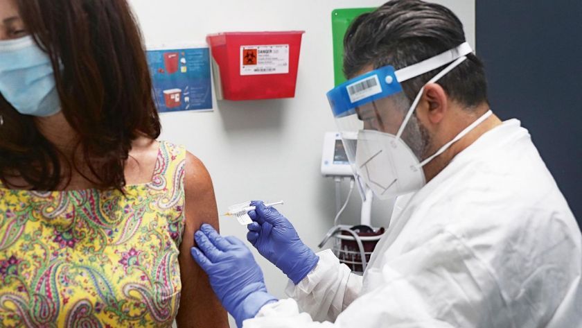 Vacunas contra el coronavirus: el Gobierno promete mucho, sabe poco y comunica peor
