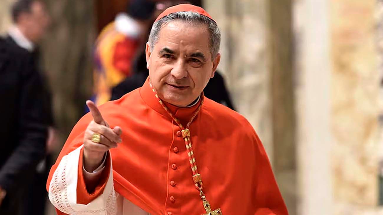 Quién es Angelo Becciu, el cardenal que quiere participar del cónclave aunque Francisco se lo prohibió