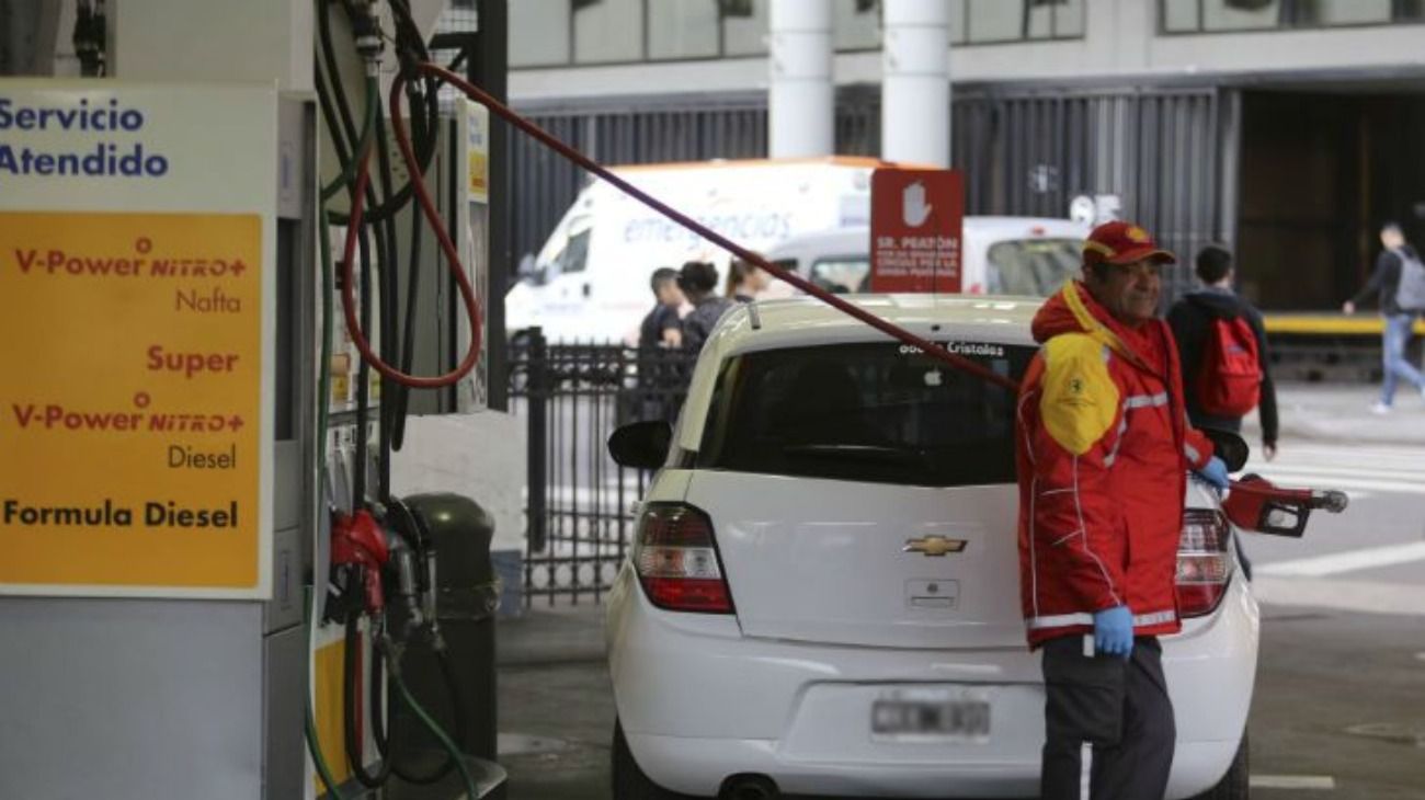Los precios de la nafta y el gasoil aumentan 37% tras la devaluación